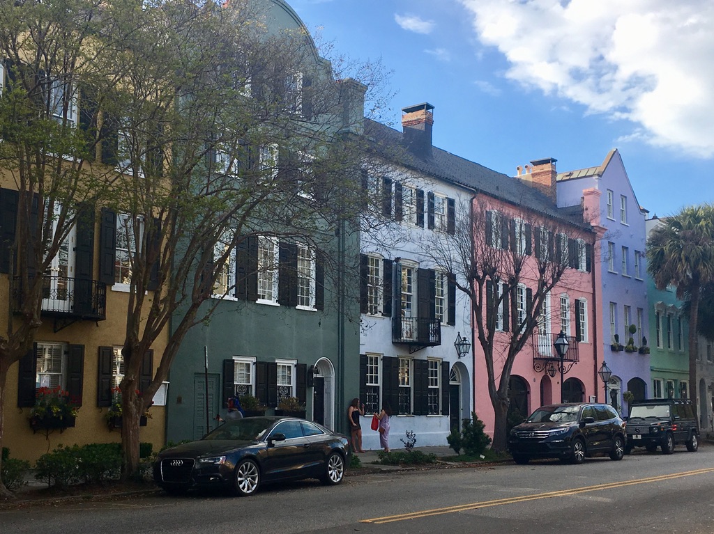 visitors guide to Charleston including Rainbow Row